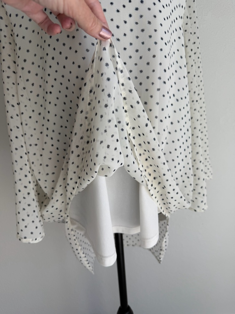 Le Lis Cream Women’s 3/4 Sleeve Relaxed, Flowy Cream Blouse with Blue Print, XL - Picture 7 of 12